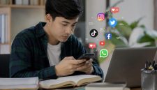 Ilustrasi Mahasiswa Saat Menggunakan Sosial Media, (Foto: AI)