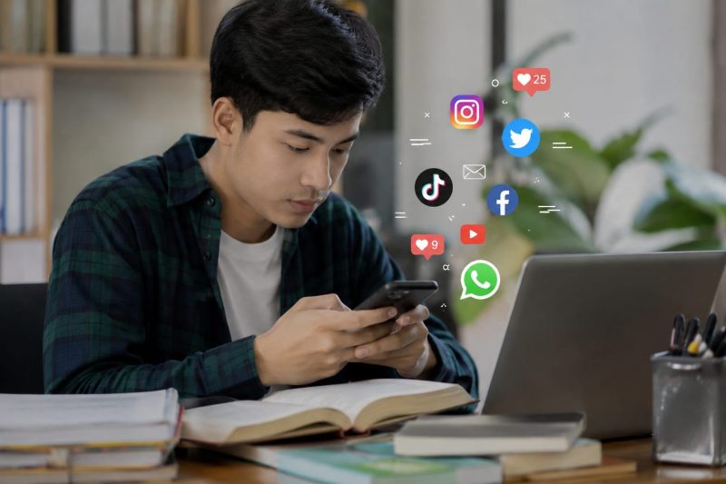 Ilustrasi Mahasiswa Saat Menggunakan Sosial Media, (Foto: AI)