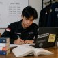 Ilustrasi Mahasiswa Belajar di Ruangan Organisasi Mahasiswa, (Foto:AI)