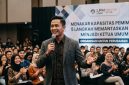 Foto Seorang Calon Pemimpin Sedang Membangun Citra di Hadapan Publik, (Foto: AI)
