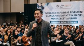 Foto Seorang Calon Pemimpin Sedang Membangun Citra di Hadapan Publik, (Foto: AI)