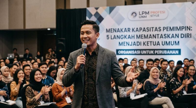 Foto Seorang Calon Pemimpin Sedang Membangun Citra di Hadapan Publik, (Foto: AI)