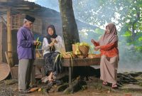 Potret Satu Keluarga Membuat Lontong Ketupat untuk Persiapan Lebaran Idul Adha, (Foto: Int.)