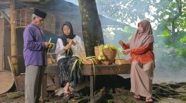 Potret Satu Keluarga Membuat Lontong Ketupat untuk Persiapan Lebaran Idul Adha, (Foto: Int.)