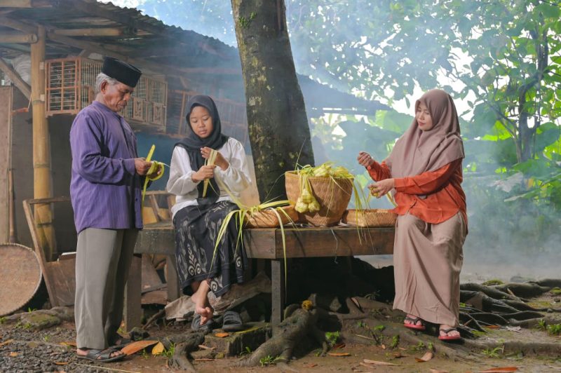 Potret Satu Keluarga Membuat Lontong Ketupat untuk Persiapan Lebaran Idul Adha, (Foto: Int.)