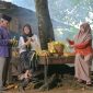 Potret Satu Keluarga Membuat Lontong Ketupat untuk Persiapan Lebaran Idul Adha, (Foto: Int.)