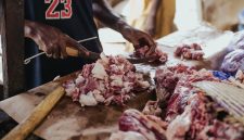 Potret Seseorang Memotong Daging, (Foto: Int.)
