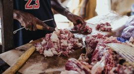 Potret Seseorang Memotong Daging, (Foto: Int.)