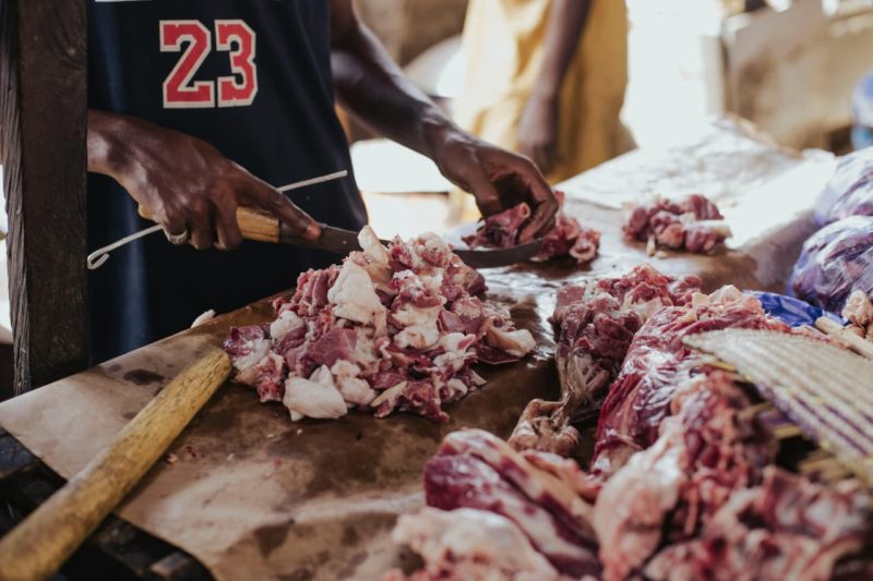 Potret Seseorang Memotong Daging, (Foto: Int.)