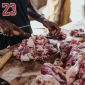 Potret Seseorang Memotong Daging, (Foto: Int.)