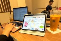 Potret seseorang mengerjakan tugas di cafe, (Foto: Ist.)