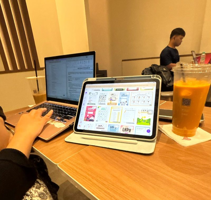 Potret seseorang mengerjakan tugas di cafe, (Foto: Ist.)