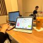 Potret seseorang mengerjakan tugas di cafe, (Foto: Ist.)