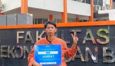 Potret Akbar Juara 1 Lomba 3 Minutes Paper Presentation Ecofest 2026, (Foto: Ist.)