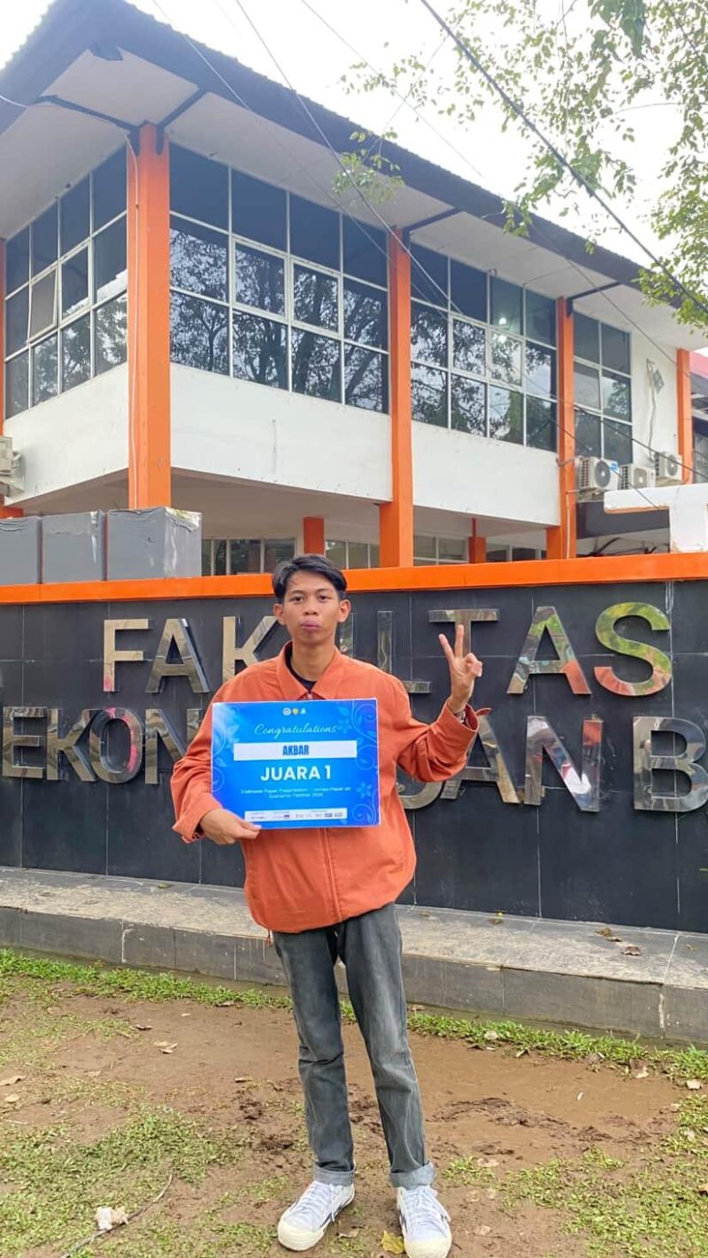 Potret Akbar Juara 1 Lomba 3 Minutes Paper Presentation Ecofest 2026, (Foto: Ist.)
