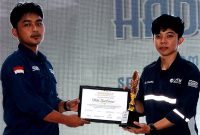 Potret Muh Zaid Awinar saat Menerima Piala dan Sertifikat, (Foto: Ist.)