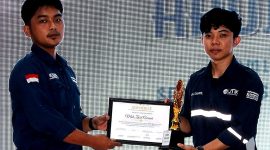 Potret Muh Zaid Awinar saat Menerima Piala dan Sertifikat, (Foto: Ist.)