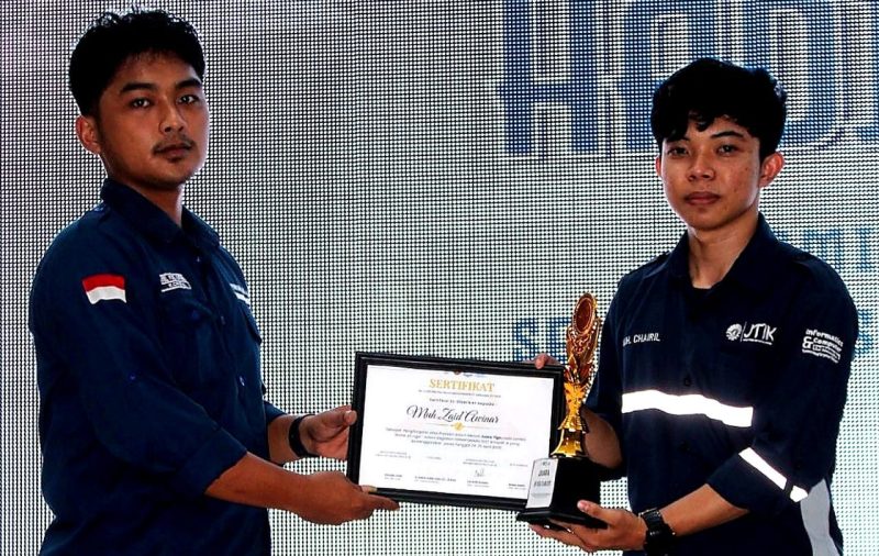 Potret Muh Zaid Awinar saat Menerima Piala dan Sertifikat, (Foto: Ist.)