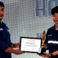 Potret Muh Zaid Awinar saat Menerima Piala dan Sertifikat, (Foto: Ist.)