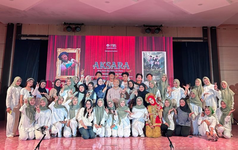 Potret Salah Satu Sesi Foto Diakhir Pementasan Dramatic Reading dalam Kegiatan Aksara, (Foto: Ist.)