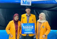 Potret Artika dan Tim Memperoleh Juara 1 Lomba Debat Economic Festival, (Foto: Ist.)
