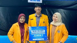 Potret Artika dan Tim Memperoleh Juara 1 Lomba Debat Economic Festival, (Foto: Ist.)