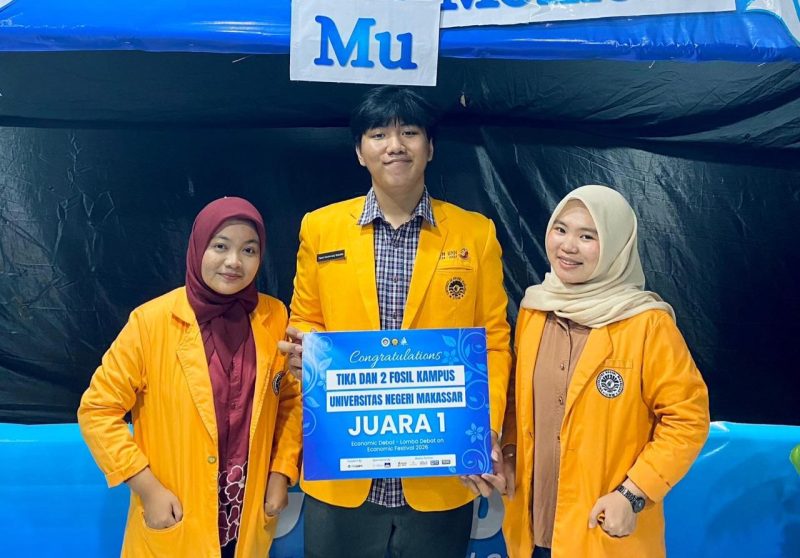 Potret Artika dan Tim Memperoleh Juara 1 Lomba Debat Economic Festival, (Foto: Ist.)