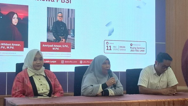 Potret Ketua Jurusan Bahasa dan Sastra Indonesia dalam Sambutannya di Kegiatan Alumni Bicara JBSI, (Foto: Febrianingsih Alsa Putri)
