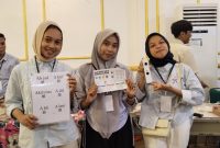 Potret Tiga Mahasiswi PKh FIP kenalkan inovasi Alat Baca Kata Berbasis Barcode, (Foto: Nur Syakika)