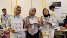 Potret Tiga Mahasiswi PKh FIP kenalkan inovasi Alat Baca Kata Berbasis Barcode, (Foto: Nur Syakika)