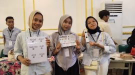 Potret Tiga Mahasiswi PKh FIP kenalkan inovasi Alat Baca Kata Berbasis Barcode, (Foto: Nur Syakika)