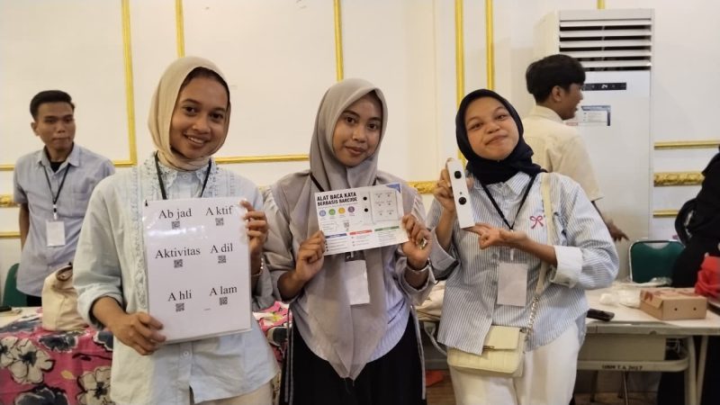 Potret Tiga Mahasiswi PKh FIP kenalkan inovasi Alat Baca Kata Berbasis Barcode, (Foto: Nur Syakika)