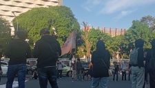 Suasana Aksi Reset Indonesia dan Evaluasi Kabinet di Depan Menara Pinisi (Foto: M. Zaky Asryan. A)