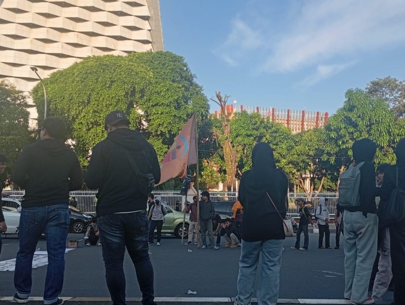 Suasana Aksi Reset Indonesia dan Evaluasi Kabinet di Depan Menara Pinisi (Foto: M. Zaky Asryan. A)
