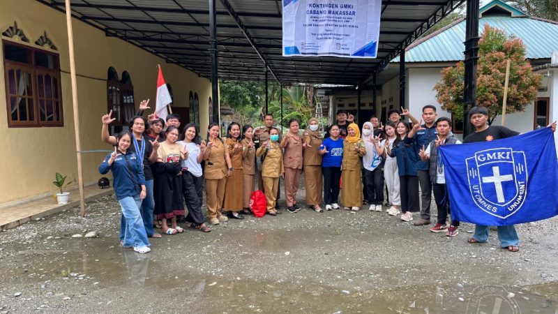Potret Mahasiswa GMKI Cabang Makassar Bersama Tenaga Kesehatan Usai Pelaksanaan Kegiatan Bakti Sosial, (Foto: Ist.)
