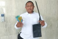 Potret Dahlan Sebagai Kepala Kelompok Security Pengamanan UNM Serta Bukti Barang Sita, ( Foto: Muhammad Yusran ).