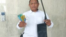 Potret Dahlan Sebagai Kepala Kelompok Security Pengamanan UNM Serta Bukti Barang Sita, ( Foto: Muhammad Yusran ).