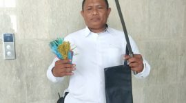 Potret Dahlan Sebagai Kepala Kelompok Security Pengamanan UNM Serta Bukti Barang Sita, ( Foto: Muhammad Yusran ).