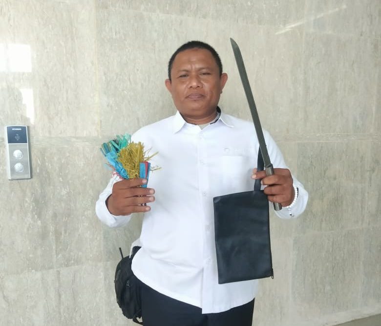 Potret Dahlan Sebagai Kepala Kelompok Security Pengamanan UNM Serta Bukti Barang Sita, ( Foto: Muhammad Yusran ).