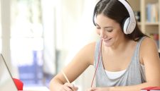 Ilustrasi Seseorang Mendengarkan Musik, (Foto: Int.)