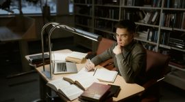 Potret Mahasiswa Belajar Malam Hari, (Foto: Int.)