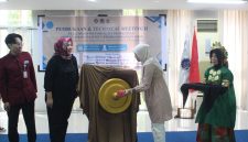 Pemukulan Gong Sebagai Pembuka Kegiatan Oleh Pembina LPM Penalaran, (Foto: Ist.)