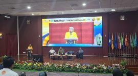 Potret Farida Patittingi dalam Sambutannya pada Kegiatan Kuliah Kebangsaan dan Diskusi Publik, (Foto: Febrianingsih Alsa Putri)