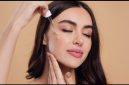 Potret seorang wanita sedang menggunakan skincare, (Foto: Int.)