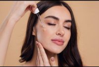 Potret seorang wanita sedang menggunakan skincare, (Foto: Int.)