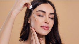 Potret seorang wanita sedang menggunakan skincare, (Foto: Int.)