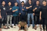 Tim dari Direktorat Reserse PPA dan PPO Polda Sulawesi Selatan saat menangkap K di Jalan Sinassara, Kelurahan Kaluku Bodoa, Kecamatan Tallo, Makassar, Sulsel, Senin (29/12/2025) dini hari, (Foto: Int.)