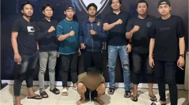 Tim dari Direktorat Reserse PPA dan PPO Polda Sulawesi Selatan saat menangkap K di Jalan Sinassara, Kelurahan Kaluku Bodoa, Kecamatan Tallo, Makassar, Sulsel, Senin (29/12/2025) dini hari, (Foto: Int.)