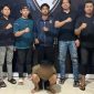 Tim dari Direktorat Reserse PPA dan PPO Polda Sulawesi Selatan saat menangkap K di Jalan Sinassara, Kelurahan Kaluku Bodoa, Kecamatan Tallo, Makassar, Sulsel, Senin (29/12/2025) dini hari, (Foto: Int.)