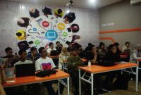 Potret peserta kegiatan yang mengamati sesi Run Inference of Gemma 4 Model on Cloud Run with RTX 6000 Pro GPU with vLLM, (Foto: Int.)